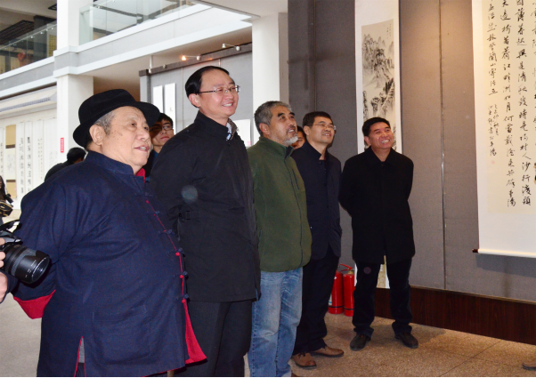 董事长武海顺、原书画研究所所长柴建国在pa捕鱼官方网站院领导陪同下观看展览