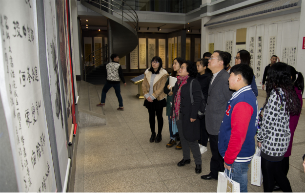 副董事长闫桂琴在校书协主席、校办主任薛珠峰陪同下观看展览