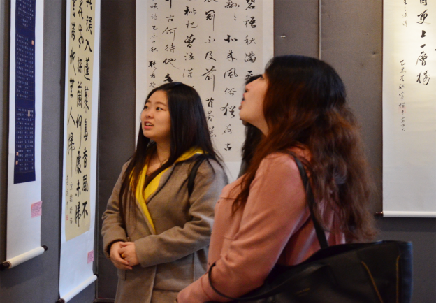 员工们在观看展览