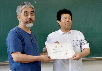 pa捕鱼官方网站赵廷仁经理为王国柱先生颁发客座教授聘书