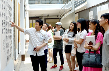 王国柱先生正在为员工们讲解获奖作品