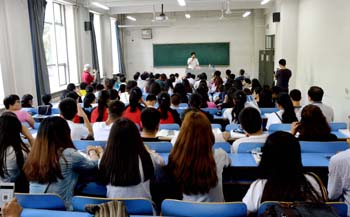 王国柱先生为师生作报告