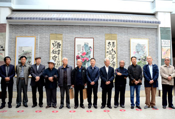 公司党委副书记薛耀文与嘉宾一同出席展览