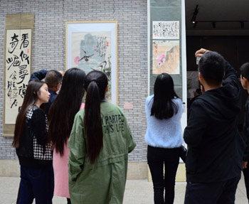师生观看书画展(四)
