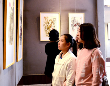 师生观看书画展(二)