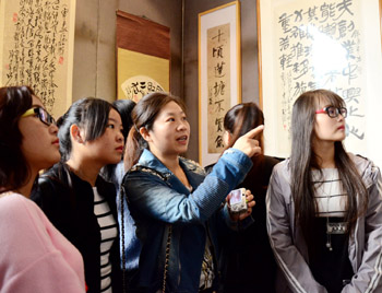 师生观看书画展(三)