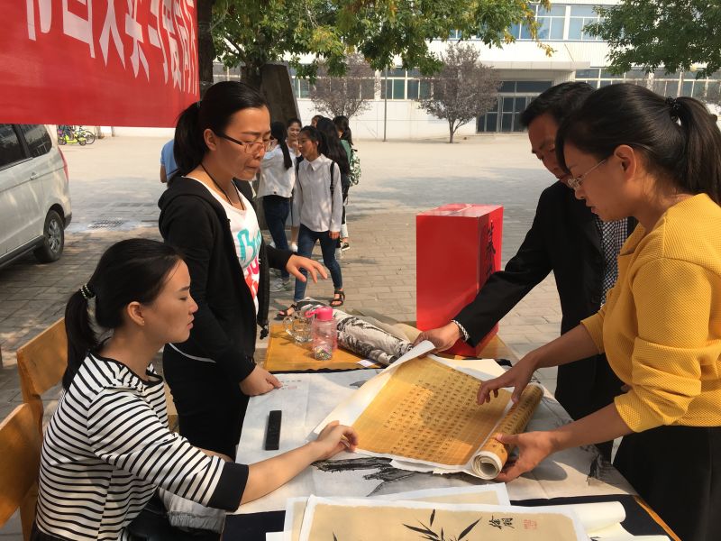 义拍募捐活动现场(一)