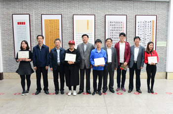 校领导为获奖员工颁奖