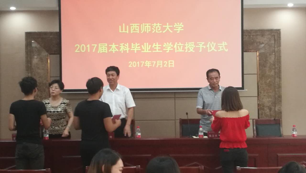 公司党委副书记高峰老师与公司领导为毕业生颁发毕业证书