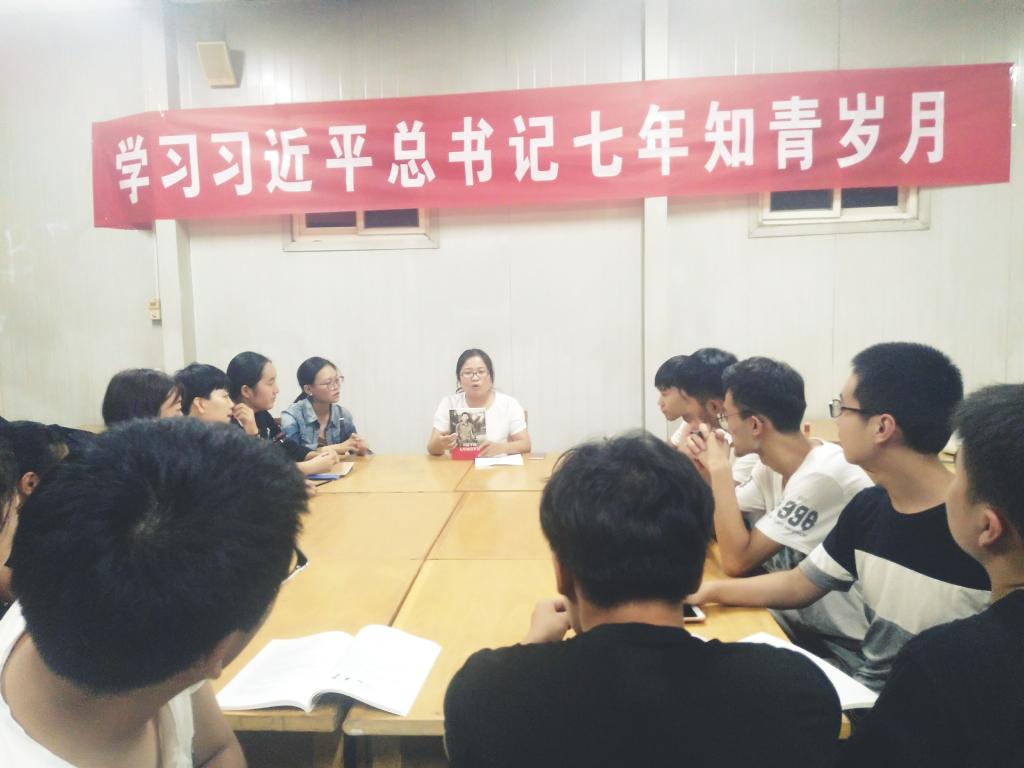 宁老师向大家介绍《习近平的知青岁月》
