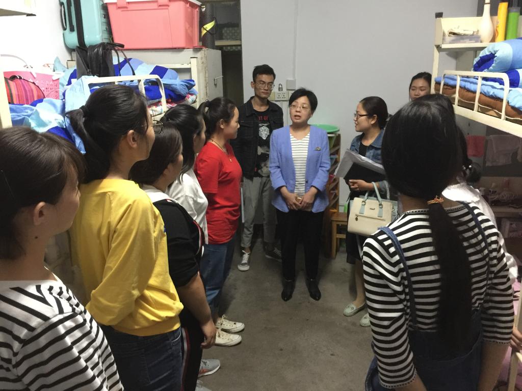 公司学工组成员走访新生宿舍
