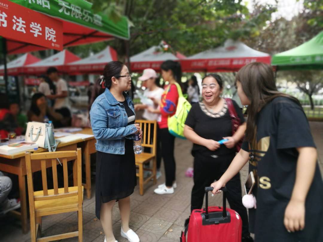 新生辅导员与报到新生家长交谈