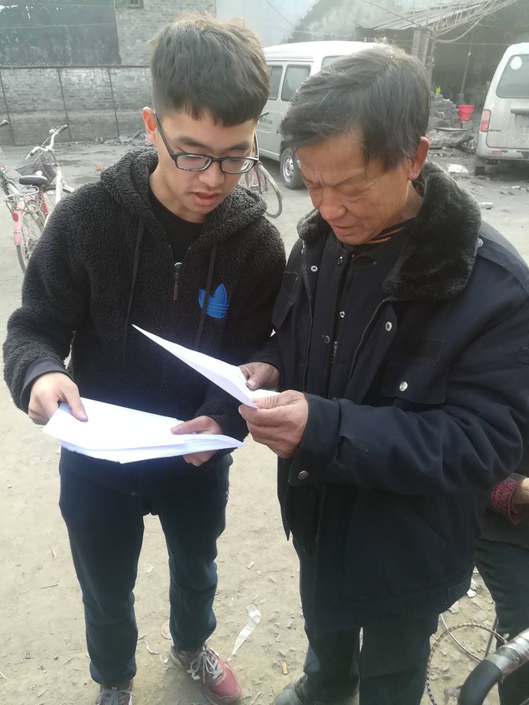 宣讲队员为村民讲解十九大精神