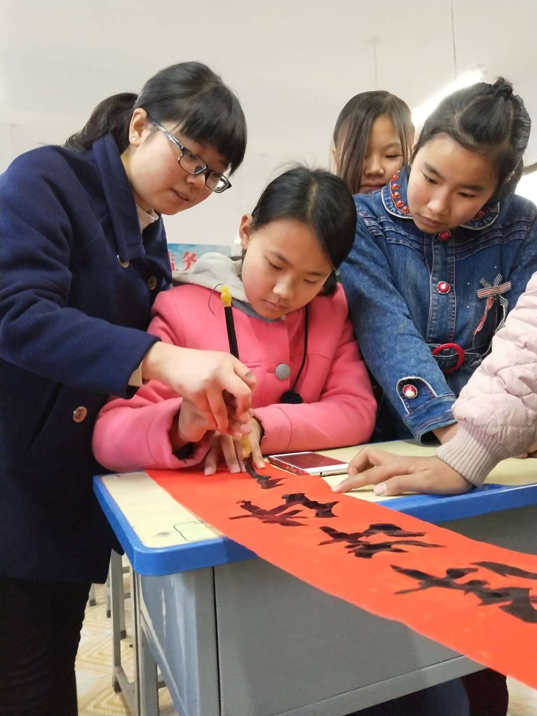 宣讲队员们手把手教学